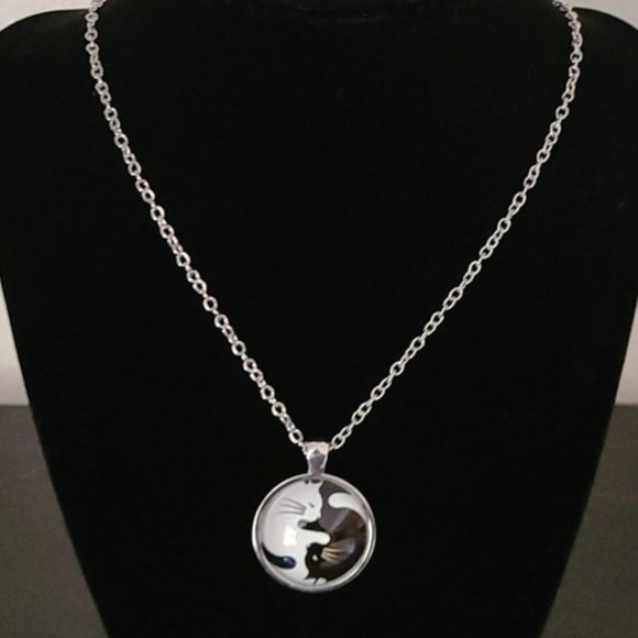 Ying & Yang Cat Pendant - Picture 1 of 8